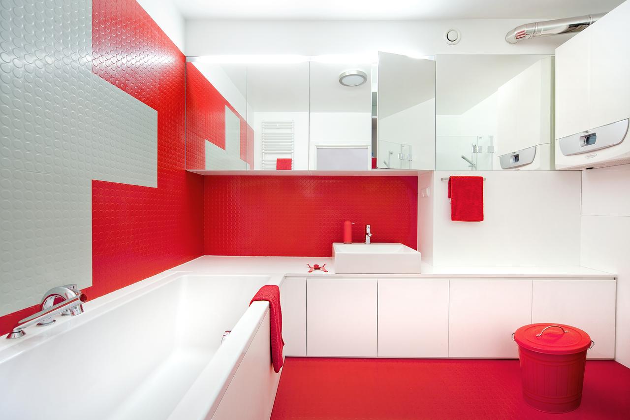 Красная плитка в ванной plitka vanny ru. Красно белая ванная комната. Ванная в красно-белом цвете. Плитка для ванной красная с белым. Ванная в бело красных тонах.