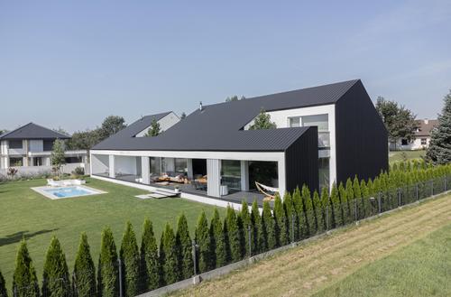 Dom, z którego wyrastają drzewa