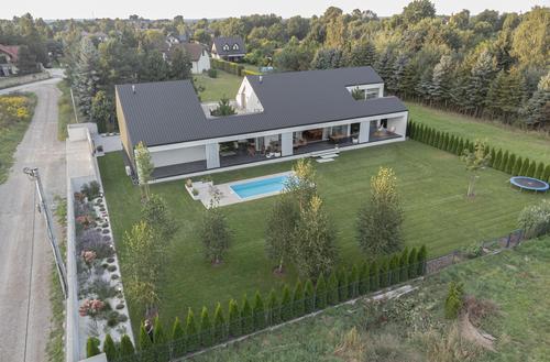 Dom, z którego wyrastają drzewa