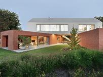 Między teraźniejszością a przeszłością