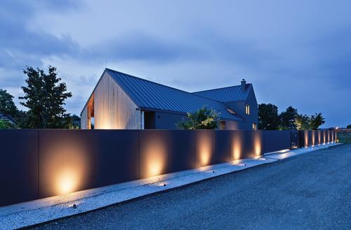 Płot w pełnym świetle