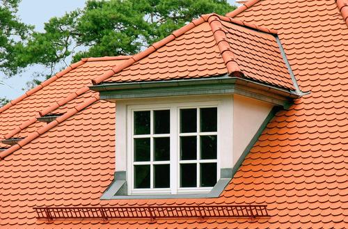 Co łączy taśmę kalenicową i ceramicznego kogutka